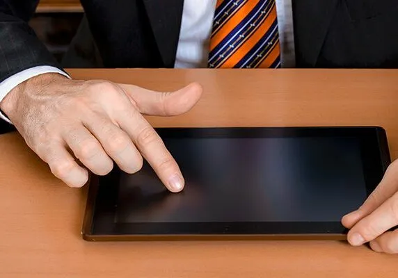 Tablet auf Schreibtisch- detail